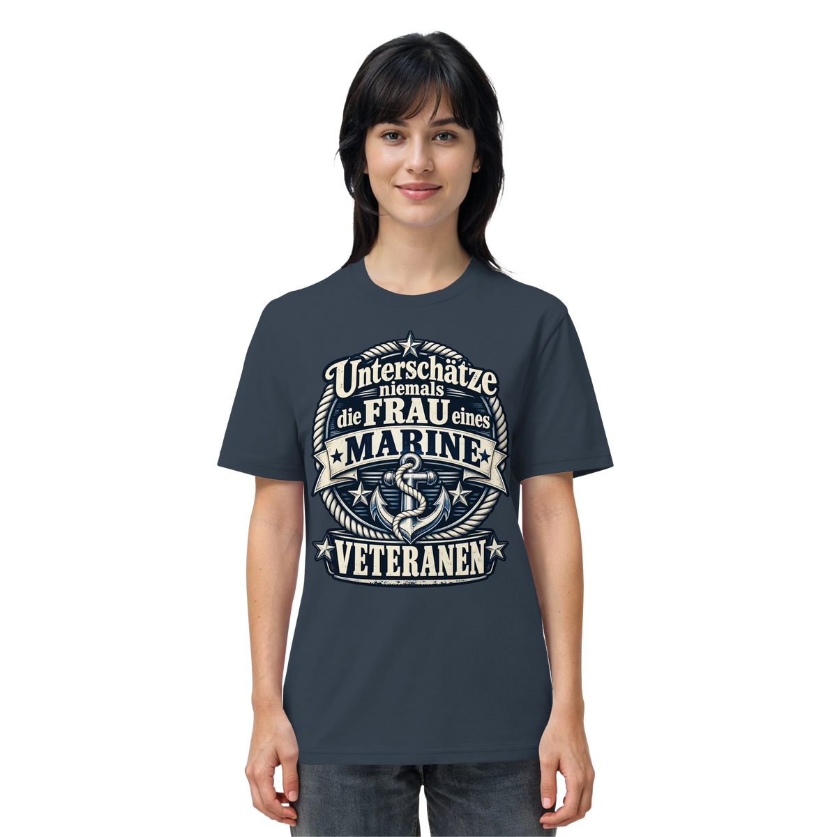 Unterschätze niemals die Frau eines Marine Veteranen - Organic Shirt